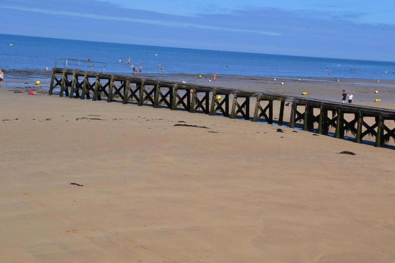 Gite "Au P'Tit Tourois" De Plain-Pied Tout Confort Avec Veranda Proche D'Omaha Beach Et De Bayeux Accueillant Les Animaux Exterior foto